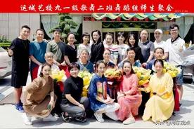 山西蒲剧艺术院运城文化艺术学校歌舞二班隆重举行谢师仪式图片