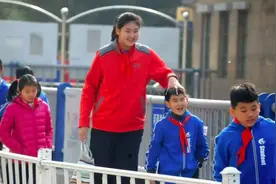 14岁女姚明长到2米26，中国女篮喜获至宝，中国女排错失人才图片