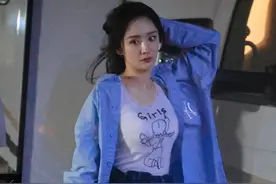 杨幂追求美却不舍得破费，穿一百块的T恤下班，就算生图也显高级图片