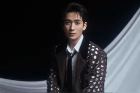 造型对男演员影响也很大，朱一龙不同搭配能差出十岁图片