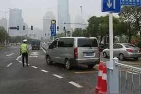 交警提醒：新交规已执行，路口这样转弯，直接扣8分罚款500元图片