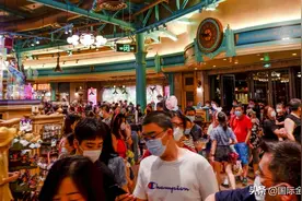 上海迪士尼小镇再燃夜经济，吹糖人、棉花糖受青睐，餐饮店客流大增图片