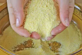 玉米面最好吃的做法，开水一烫，简单一揉，比吃肉还过瘾，太香了图片