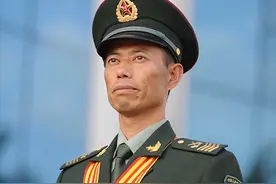 安徽兵王王忠心，从军34年退役后又被请回，将军见他也要敬礼图片