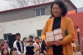 河南一婚礼上女方陪嫁40万现金，新郎动作让网友直呼：高兴过头了图片