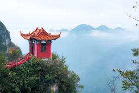 重庆巫溪千米悬崖上的建筑，三面皆是悬崖，常年云雾萦绕犹如仙境
