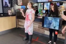 外国妹子冲进肯德基泼血怒吼：吃肉是大屠杀！网友们：有病？图片