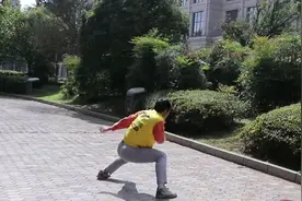 每天忙里偷闲来几招，不练不舒服！这个会“功夫”的外卖小哥火了图片