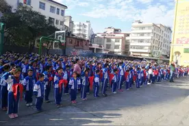 学校让一年级学生分批加入少先队，家长不干了，这不是歧视吗？图片