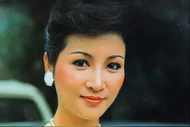 美人狄波拉：前夫是谢贤，儿子是谢霆锋，如今70岁婚姻幸福图片