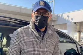 42岁影帝刘烨近照曝光，手拎外卖接地气，曾因妻子生病息影3年图片