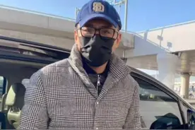 42岁影帝刘烨近照曝光，手拎外卖接地气，曾因妻子生病息影3年图片