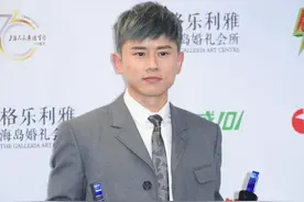 张杰银发造型赶时髦，效果却不尽人意，原来问题出在这儿图片