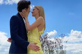 小贝大儿子和未婚妻出街好甜！罗圈腿太丑，未婚妻穿7万7皮衣太酷图片