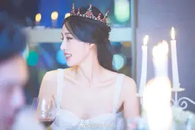她是《非诚勿扰》最受欢迎的女神，如今连酒杯都是王室同款图片