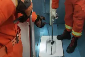 罕见，3米长的眼镜蛇藏在“蹲坑”里被发现，怎么没有被淹死？图片