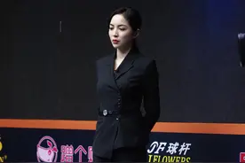 程野跨界执裁台球比赛 搭档最美台球女裁判王钟瑶图片
