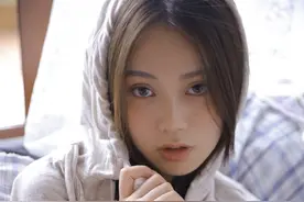 白净少女，灰色卫衣慵懒风图片