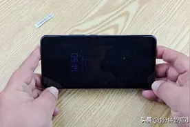 手机屏幕脏不要用纸擦，教你正确清洁屏幕，不落灰不留手印图片