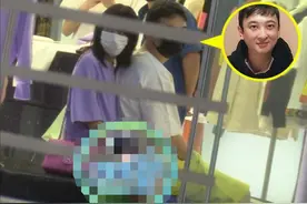 王思聪带美女十指紧扣逛街，奢侈品塞满后备箱，女方身材抢镜图片
