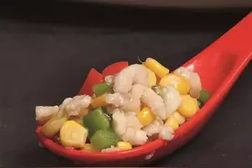 玉米兔丁 秘诀是出锅时要加勺黄糖水 为菜品增添特殊气息图片