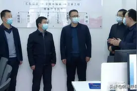 刘涛、赵文彪在县融媒体中心调研图片