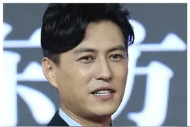 41岁靳东全家生活近照，影后妻子素颜美艳水嫩，现带儿子渐隐退图片