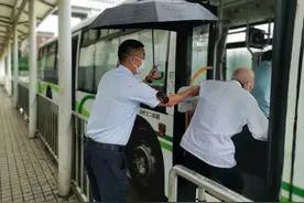 送雨衣送雨伞、排积水 公交雨中服务送关爱图片
