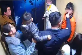 4岁男娃电梯里“放屁”，陌生女子建议去医院，事后宝爸登门道谢图片