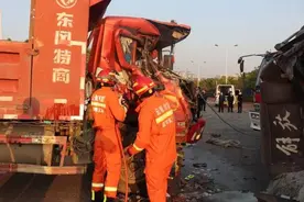 两车相撞！昆明“火凤凰”肩扛被困者近30分钟，做生命的“顶梁柱”！图片