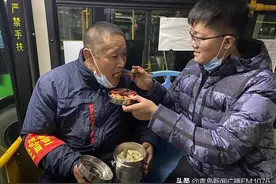 回家是“明年”！父子在公交车上过大年图片
