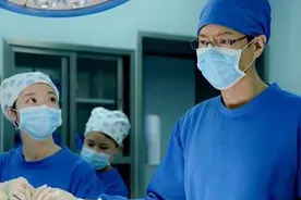 24岁孕妇产下双胞胎，刚要缝合突然大喊“等一下”，医生都蒙了图片