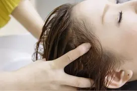 山东一女子坚持用盐和醋洗头，一个月后她的头发怎么样了？图片