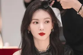 金晨被称“人间尤物”，紧身皮裙大跳热舞，这大长腿真是爱了图片