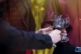 劝人喝酒要有度，发生意外难逃责！图片