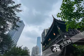 阴天 在不开灯的房间 等待着阳光的随机点播图片