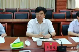 省政协副主席吴岩峻一行到三亚市接访下访信访群众图片