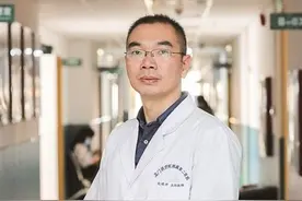 甘当老百姓的“皮肤卫士”：厦门医学院附属第二医院皮肤科主任纪明开为患者治疗疑难病图片