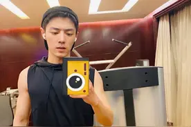 肖战罕见更新自拍，肌肉线条太抢眼，粉丝：颜值与身材并存图片