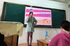 陕西大学年轻女教师火了，侧颜神似“赵丽颖”，同学们不忍心逃课图片