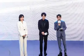 姚安娜近照曝光！穿白西装太成熟像乡镇企业家，气质比姐姐差远了图片