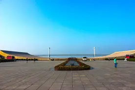 大连一个废弃盐场，利用建筑垃圾填海造地，建成亚洲最大城市广场图片