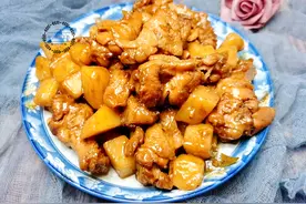 小鸡腿就服这个做法，跟土豆简单一焖，鲜香滑嫩，吃着真过瘾图片