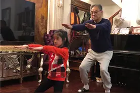 抗击疫情 居家锻炼丨沈富麟：陪孙女在家打气排球图片