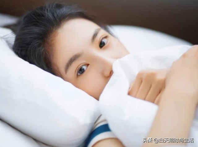 洗澡后涂身体乳搓泥