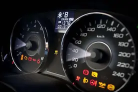 如果车上仪表盘这几个灯亮起，请立马停车，这关乎你的生命安全图片