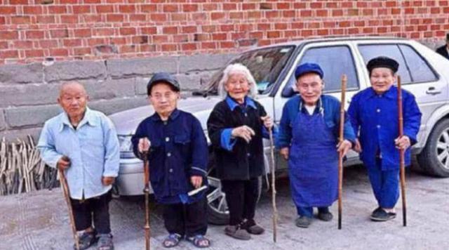 四川神秘矮人村，当地老人身高不足一米，这其中到底有什么秘密？