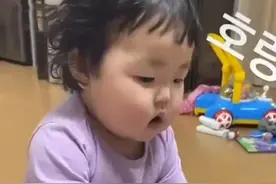 家长阻止萌娃吃肉，宝宝靠“颜艺”反抗，奶凶模样萌翻众人图片