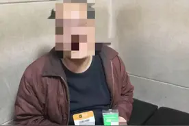 谁给你的勇气！男子拿着个人的付款二维码收取停车费，刚收6元就被抓个现行图片