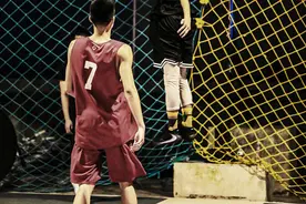 街球红人“拍了拍”山城市民图片